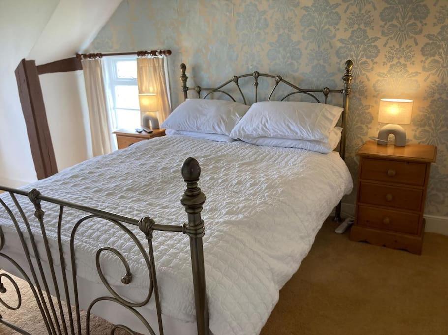Bryntirion Farmhouse Rooms Llanfair Caereinion Eksteriør bilde